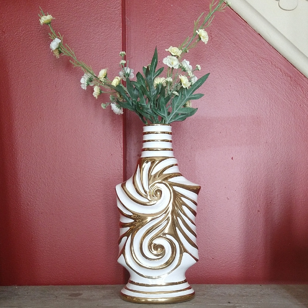Swirl pattern Vase ✨NWT ✨off white with Gold Finish✨